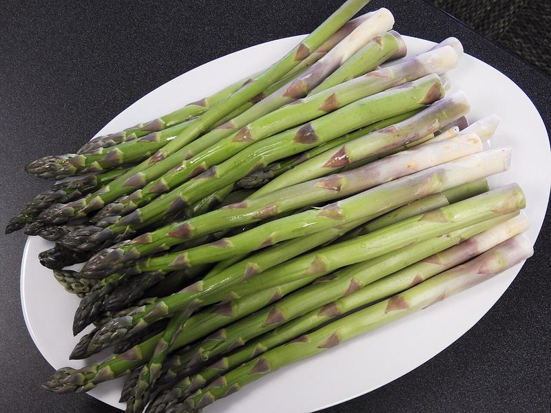 A plate of fresh green asparagus spears